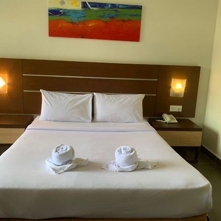 Bella Vista Express Hotel Pantai Cenang  Bagian luar foto